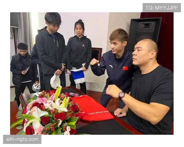 张志磊训练完直接拎两袋蛋白粉去接孩子放学，校门口妈妈们眼神都直了